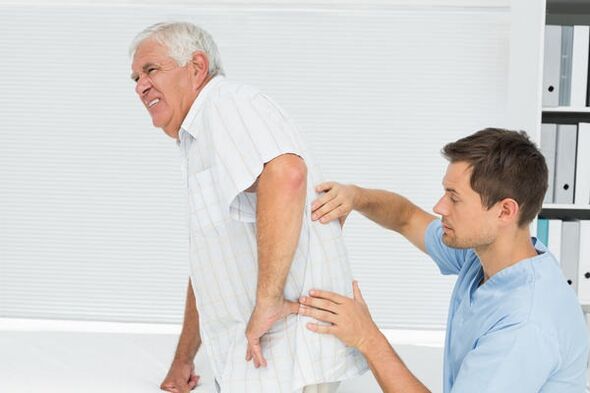 Oudere patiënt met lage rugpijn gezien door een arts